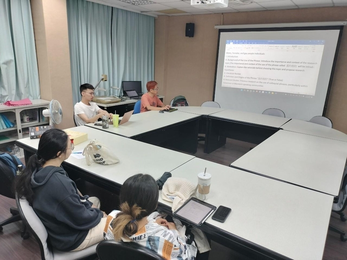 112-2【外語教學中心】寫作諮詢活動剪影圖片
